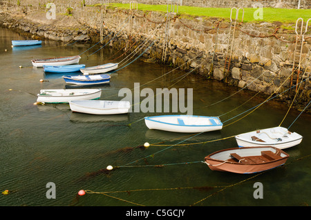 Ruderboote gefesselt in einem Hafen Stockfoto