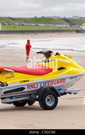 RNLI Rettungsschwimmer am östlichen Strand, Portrush Stockfoto