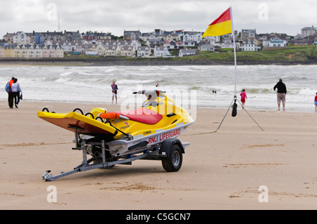 RNLI Rettungsschwimmer-Jet-Ski an der East Strand, Portrush Stockfoto