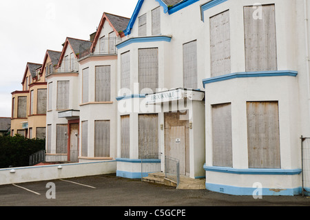 Terrasse von drei geschlossen und mit Brettern vernagelt Bed &amp; Breakfast B & Bs Pensionen Stockfoto