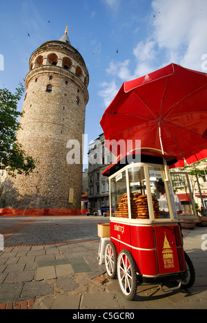 ISTANBUL, TÜRKEI. Ein Wagen von der Galata-Turm im Stadtteil Beyoglu Simits (Sesam bedeckt Brotringe) zu verkaufen. 2011. Stockfoto