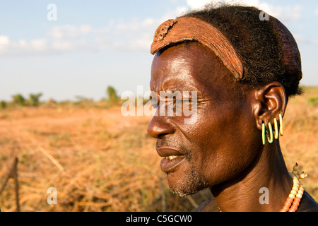 Porträt einer Hamer Stammesangehörige in einem Dorf in der Nähe von Turmi am unteren Omo-Tal, Südliches Äthiopien, Afrika. Stockfoto