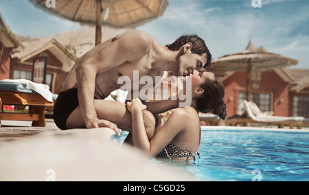 Junges hübsches Paar küssen auf Urlaubstag Stockfoto