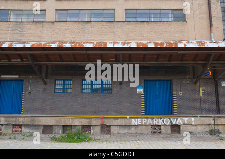 Jetzt meist ungenutzte Nakladove Nadrazi Zizkov Cargo-Bahnhof in Prag Tschechische Republik Europa 2011 Stockfoto