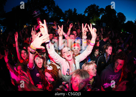 Menge vor der Hauptbühne beim Larmer Baum Festival 2011, UK Stockfoto