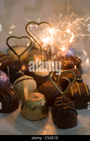 Festliche Schokoladen mit Wunderkerzen in Herzform Stockfoto