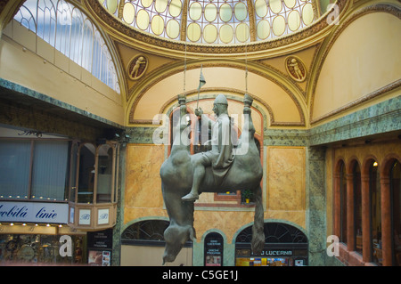 Pferd Statue von David Cerny im Palac Lucerna arcade Mitteleuropa Prag Tschechische Republik Stockfoto