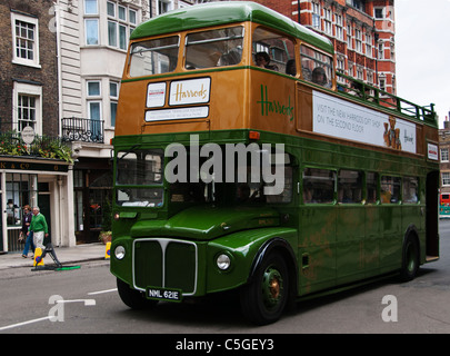 Harrods Oldtimerbus durch St. James Street, London, UK Stockfoto