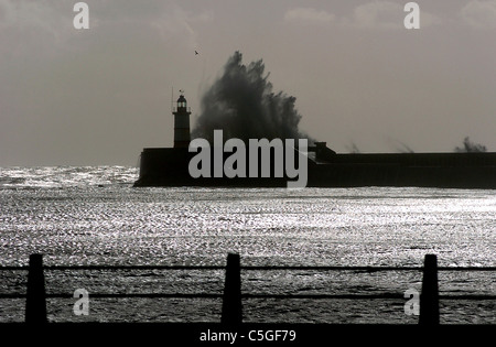 Riesige Wellen Pfund den Leuchtturm an der Hafenmauer in Newhaven heute als starkem Wind fegte entlang der Südküste 2004 Stockfoto