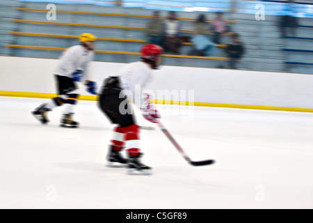 Abstrakte Bewegungsunschärfe von zwei Hockey-Spieler auf der Eisbahn Schlittschuh. Stockfoto