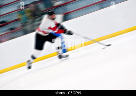 Abstrakte Bewegungsunschärfe der Umgang mit den Puck, als er das Eis hinunter Geschwindigkeiten Eishockeyspieler. Stockfoto