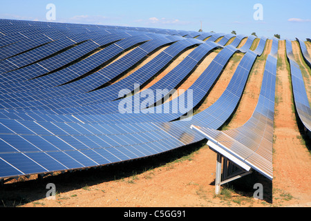 Gigantische Solarfarm in der Provence, Les Mées, Frankreich Stockfoto