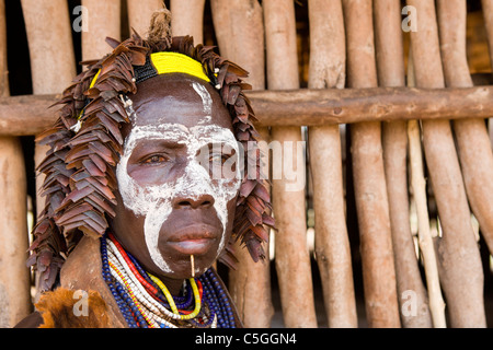 Porträt einer Karo-Tribeswoman im Dorf nieder am unteren Omo-Tal, Südliches Äthiopien, Afrika. Stockfoto