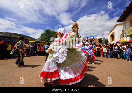 Tänzer von Nobsa Tanzgruppe außerhalb einen traditionellen Tanz durchführen. Nobsa, Boyacá, Kolumbien, Südamerika Stockfoto