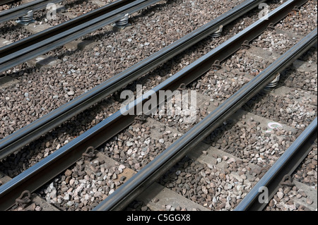 Nahaufnahme des Titels mit der Londoner U-Bahn zeigt die dritte und vierte macht Schienen tragen. Stockfoto