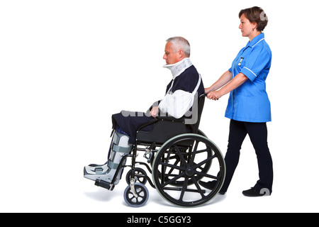 Foto von einem verletzten Mann in einem Rollstuhl mit einer Krankenschwester, schob ihn auf einem weißen Hintergrund isoliert. Stockfoto
