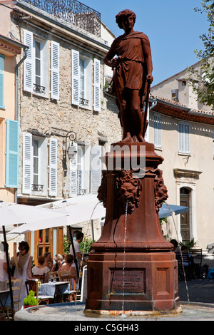 Statue mit Brunnen, Mougins, Provence, Frankreich Stockfoto