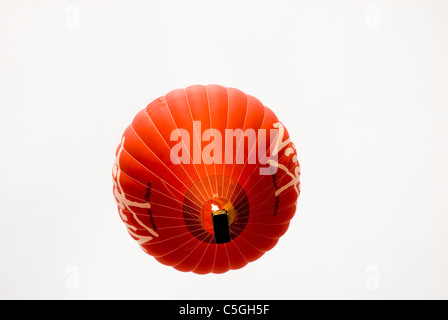 Roten Heißluftballon isoliert auf weißem Hintergrund Stockfoto