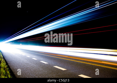 Langzeitbelichtung Zeit Foto von Auto-Motion blur Scheinwerfer auf Straße Stockfoto
