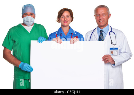 Foto von einem Ärzteteam hält ein leeres Plakat für Sie Ihre eigene Nachricht, isoliert auf einem weißen Hintergrund hinzufügen. Stockfoto