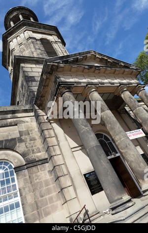 ST CHAD'S KIRCHE, Haupteingang und Portico hier gesehen von einem niedrigen Niveau extreme gewinkelt Aspekt. Stockfoto