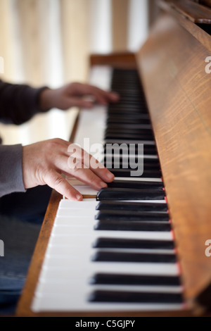Ein Pianist Händen Klavier spielen Stockfoto