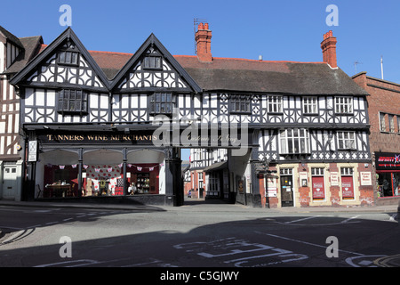 Gerber Weinhändler, befindet sich im denkmalgeschützten Gebäude in der schwarzen und weißen Stil in Wyle Cop, Shrewsbury. Stockfoto
