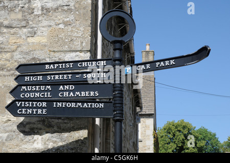 Schwarz-Straßenschild in Burford, Cotswolds, Oxfordshire, England zeigt Touristen und Besucherinformationen Stockfoto