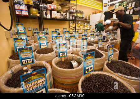 Kaffeebohnen im Fairway Supermarkt auf der Upper East Side von New York Stockfoto