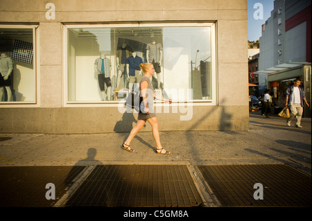 Eine Frau geht einen Lücke-Store im New Yorker Stadtteil Chelsea auf Dienstag, 19. Juli 2011. (© Richard B. Levine) Stockfoto