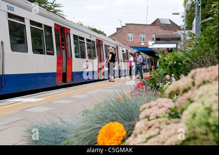 Fluggästen eine Londoner U-Bahn u-Bahn Zug auf der Metropolitan Line, London, England. Stockfoto