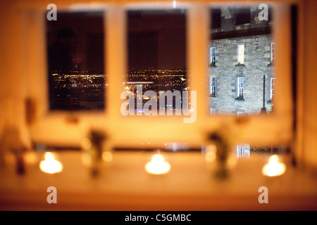 Kerze auf der Fensterbank im Edinburgh Castle mit Blick auf Edinburgh Stockfoto