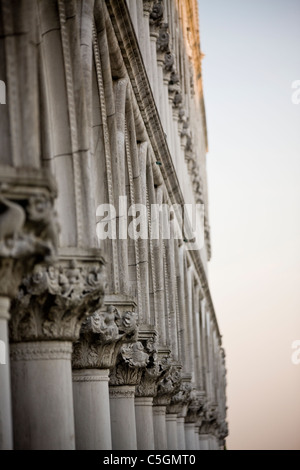 Säulenreihe am Dogenpalast, Venedig, Italien Stockfoto