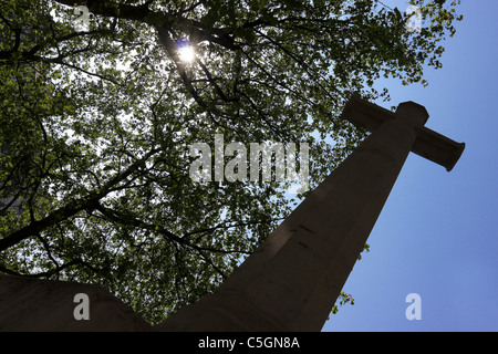 SLOANE SQUARE WAR MEMORIAL, hier eine extreme abgewinkelten Aspekt gegen einen azurblauen Himmel und hellem Sonnenlicht zu sehen. Stockfoto