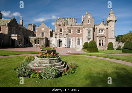 Abbotsford House aus dem Vorgarten im Sommer Stockfoto