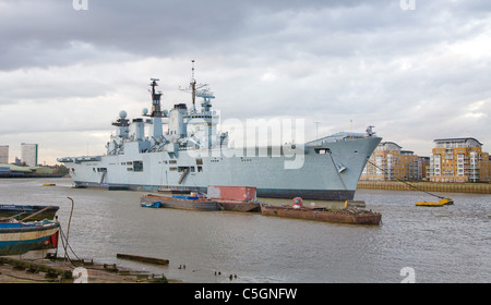 Flugzeugträger HMS Ark Royal R07 und ehemaligen Flaggschiff der Royal Navy vor Anker in der Themse bei Greenwich im Jahr 2006 Stockfoto