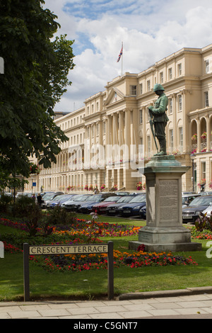 Boer War Memorial und bunten Sommer blumenrabatten vor dem Gemeindeamt auf der Promenade, Cheltenham, Gloucestershire, VEREINIGTES KÖNIGREICH Stockfoto