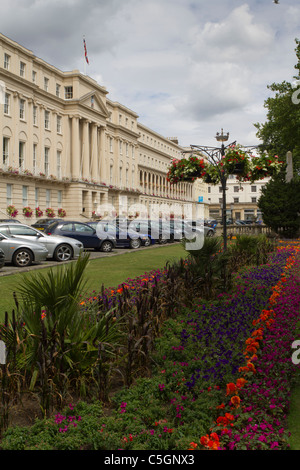 Bunte Sommer Blumenrabatten vor den städtischen Ämtern auf der Promenade, Cheltenham, Gloucestershire, UK Stockfoto