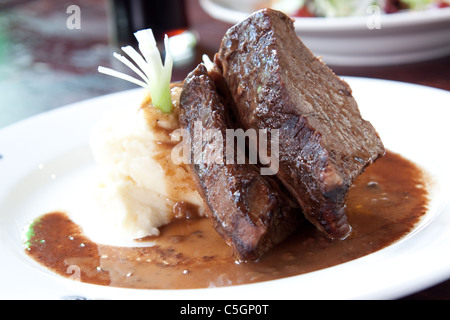 Dicken und saftigen Rostbraten. Mit irischen Champ Kartoffeln serviert. Stockfoto