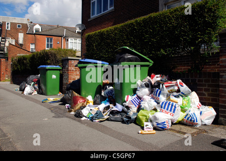 In Wohnstraße verweigern Links uncollected Aufgrund eines Streiks der Müllabfuhr in Southampton, Hampshire, Großbritannien. 30. Juni 2011. Stockfoto