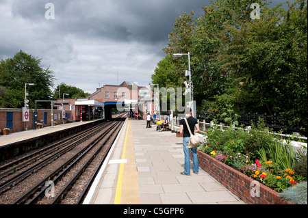 Passagiere warten auf einen Zug am Northwood Hills London u-Bahnhaltestelle, England. Stockfoto