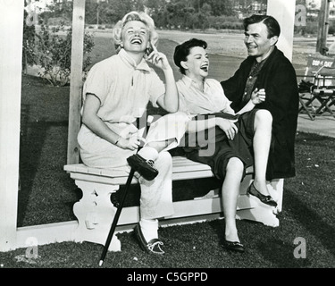 Ein Stern ist geboren Doris Day auf der linken Seite besucht Judy Garland und James Mason am Set der er 1954 Warner Bros film Stockfoto