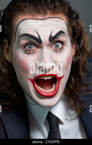 Porträt der Geschäftsmann mit theatralischen Make-up Grimasse Stockfoto