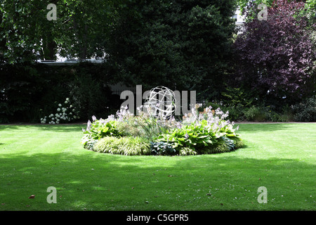 Zierpflanzen ORB, gebadet im Sonnenlicht in einem gestaltete Blumenbeet im Eaton Square in modischer und super reichen Belgravia. Stockfoto