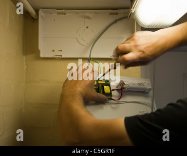 Qualifizierten Elektriker installieren  Installation ein Notlicht Stockfoto