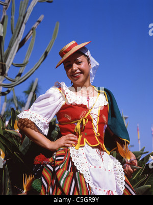 Junge Frau trägt Kanarische Kleid, Plaza Constitucion, La Orotava, Teneriffa, Kanarische Inseln, Spanien Stockfoto