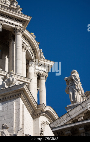 Architektonisches Detail der zentralen Kuppel der St. Pauls Kathedrale in London Stockfoto