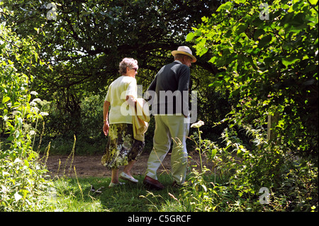 Fuß auf einer groben Feldweg oder eines Pfads auf Land in der Nähe von Arundel in West Sussex UK Stockfoto