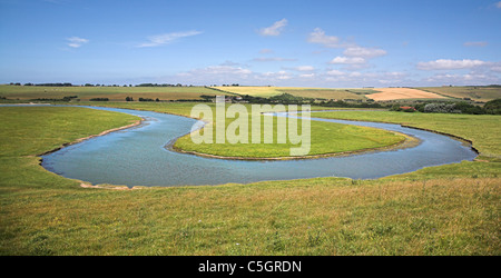 Geschwungene Windungen des Cuckmere River nahe seiner Mündung in Cuckmere Haven an der Küste von East Sussex Stockfoto