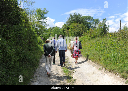 Fuß auf einer groben Feldweg oder eines Pfads auf Land in der Nähe von Arundel in West Sussex UK Stockfoto